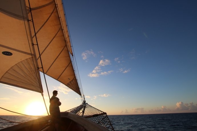 unetweets's tweet photo. How's your Monday looking? Student Maddy Ouellette is hitting the high seas in her @SEA_Semester. https://t.co/aS5vawJLtc #une #seasemester https://t.co/NJ5ykpeD49