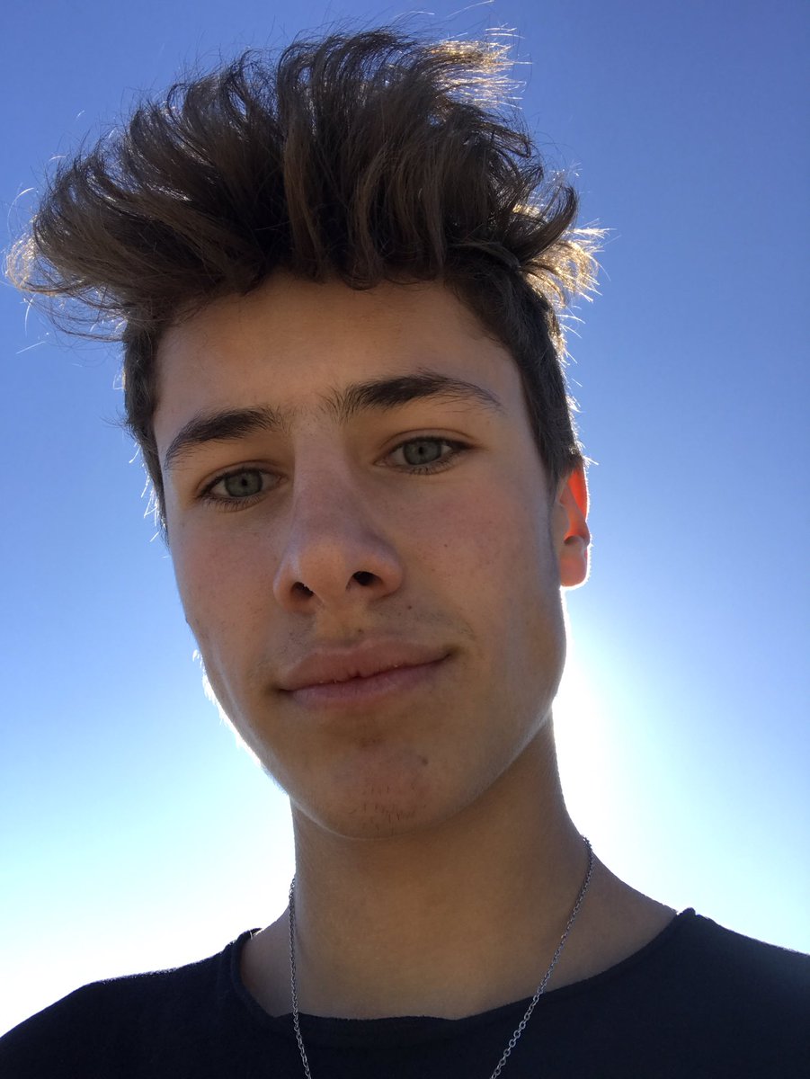 JuanpaZurita's tweet photo. Holi https://t.co/lnQ5Xovz7J