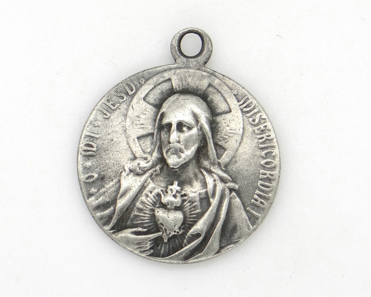 TheJoyofVintage's tweet photo. Sacred Heart of Jesus Christ, Antique 800 Silver Religious #Catholic Scapular Medal Charm
https://t.co/FQd7wVfaiE
#devotionalia #antiques https://t.co/gNpj4lCmZM