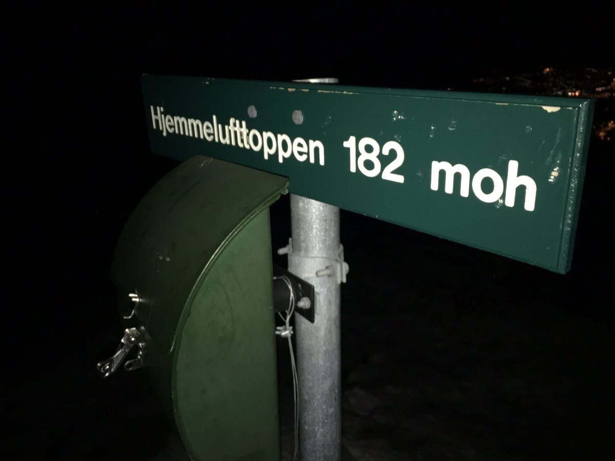 Arrival Alta at 6pm after a long road trip. Another good night for Northern lights according to our host. Thus: late night hike up the hill