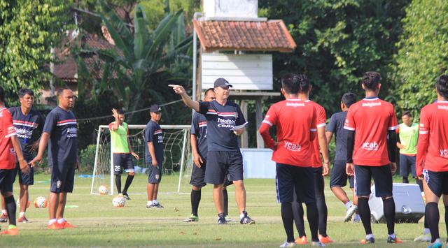 Besok, Bali United Kedatangan Striker Impor Baru
semetondewata.com/index.php/baca…

#BaliUnited #Sepakbola #Bali
