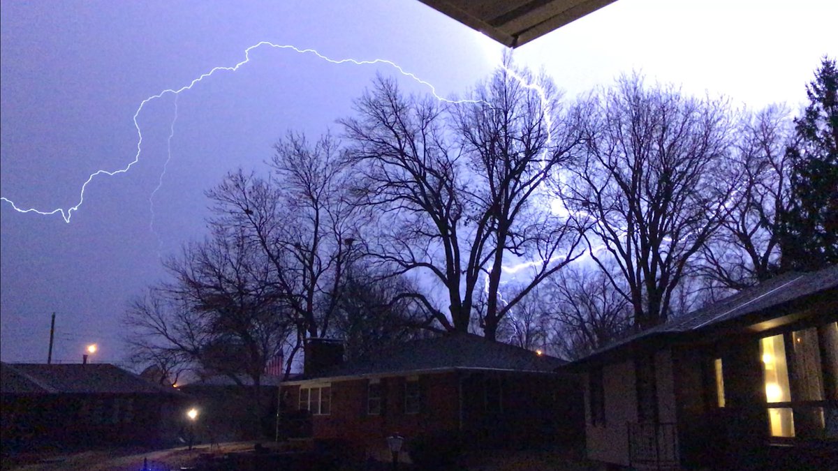 ezbeesolutions's tweet image. @kmbc @NevilleKMBC high wind and rain big lightning east side st joe  #WeatherBugBeth