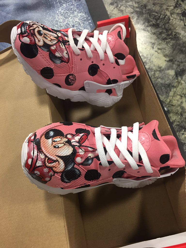 maalaustin's tweet photo. @IBSketch is blessed✍🏿, you better get to him now while he is local. B4🛫🚀Turned all white huaraches into a Wonderland👌🏿 https://t.co/TOICKSppCc