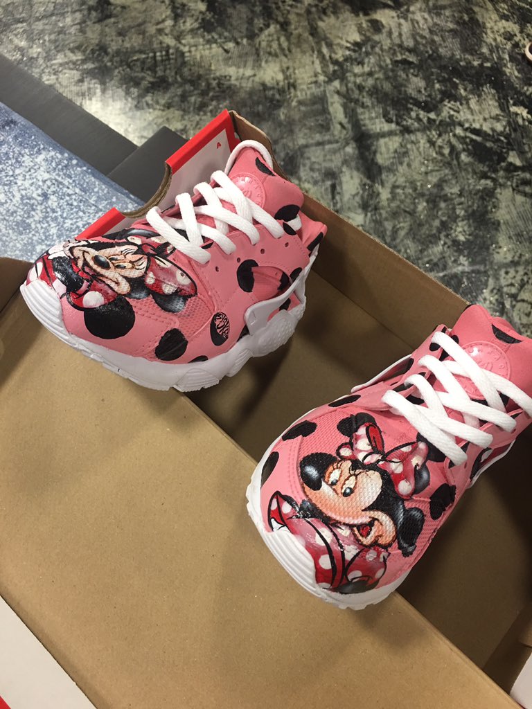 maalaustin's tweet photo. @IBSketch is blessed✍🏿, you better get to him now while he is local. B4🛫🚀Turned all white huaraches into a Wonderland👌🏿 https://t.co/TOICKSppCc