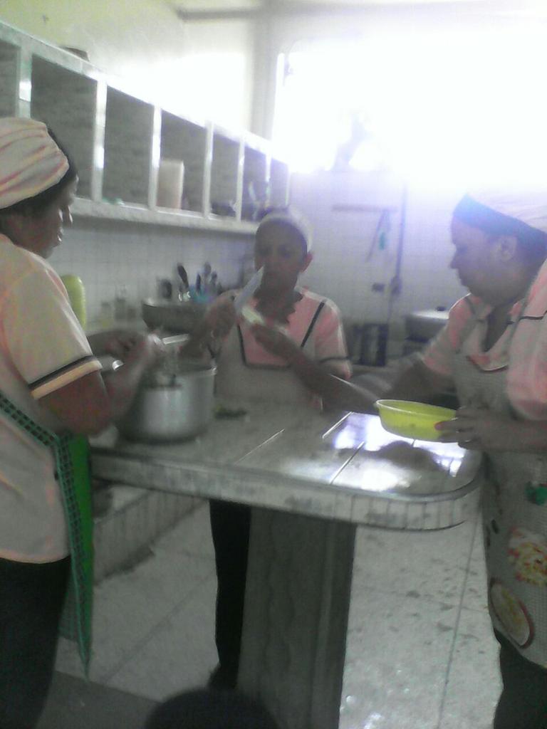 ssituacionfunda's tweet photo. #TrujilloRechazaElParo personal de nutrición y dietetica del @hospitaljv activado preparando la dieta de nuestros pacientes @RangelSilva4F https://t.co/QPQ17vxCOs