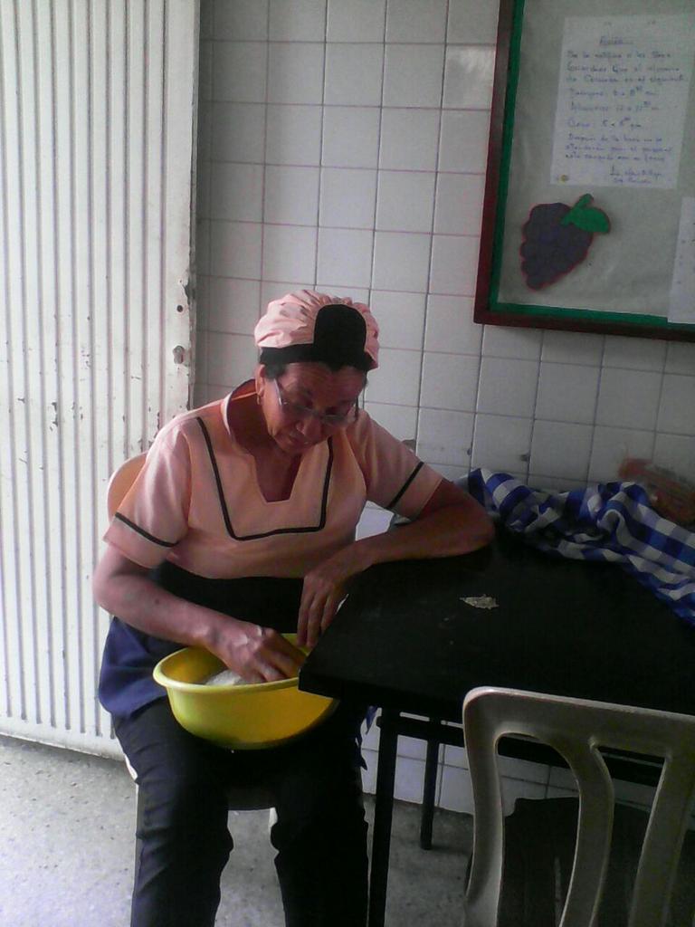 ssituacionfunda's tweet photo. #TrujilloRechazaElParo personal de nutrición y dietetica del @hospitaljv activado preparando la dieta de nuestros pacientes @RangelSilva4F https://t.co/QPQ17vxCOs