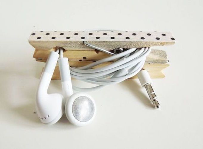 LockerdotLife's tweet photo. Say bye to that annoying tangled headphones! Use clothespins to keep cords, headphones, and the like together. #needspace #declutter #hack https://t.co/hLAvGTrDPT