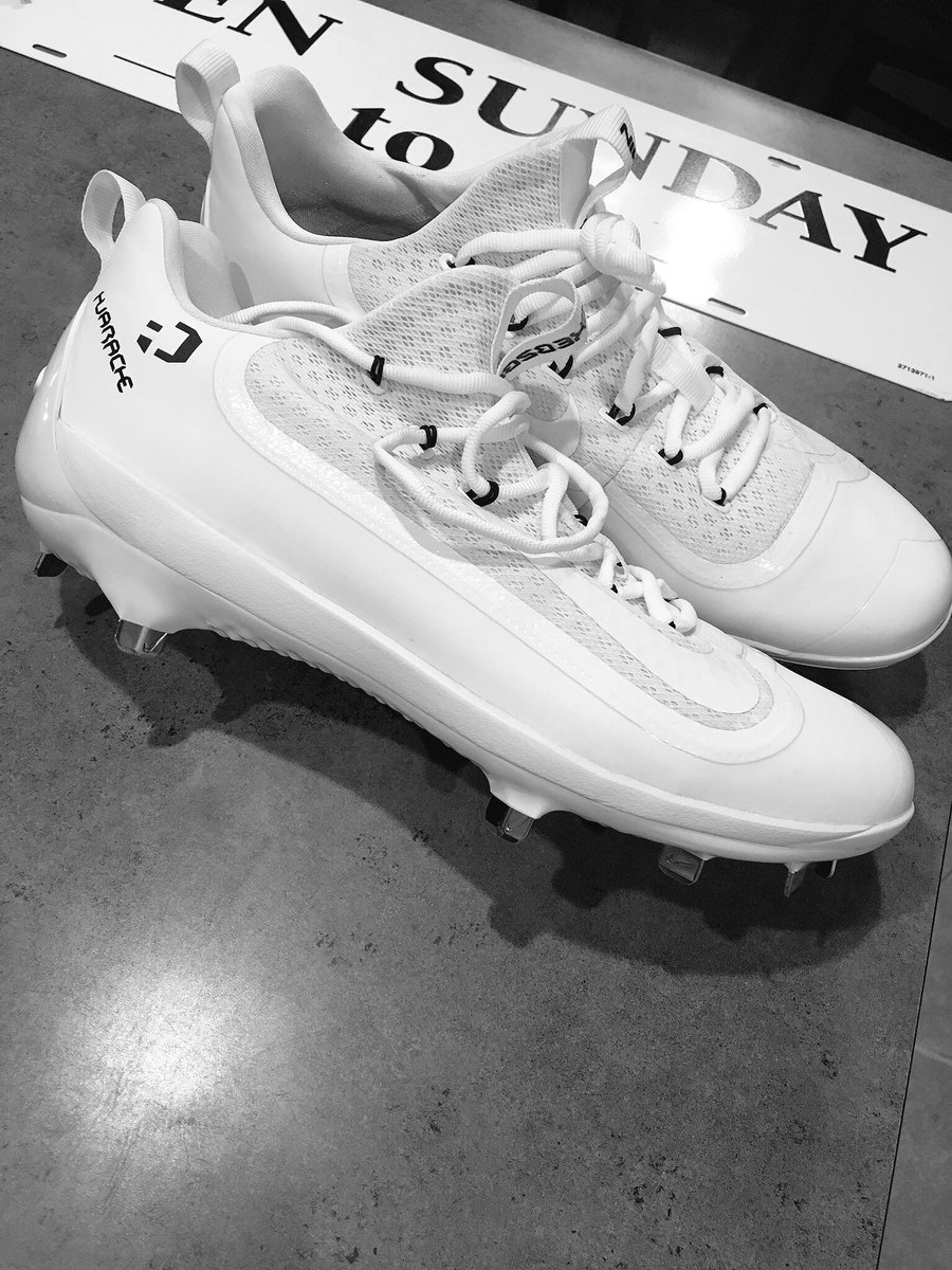 aprilmjohnson81's tweet photo. My sons custom cleats come in and they are boring as hell #custom? #whiteandboring #nike #hethinkstheyaresick 🤷🏻‍♀️@JohnsonDylann @bmfj007 https://t.co/X9NKxtl51y