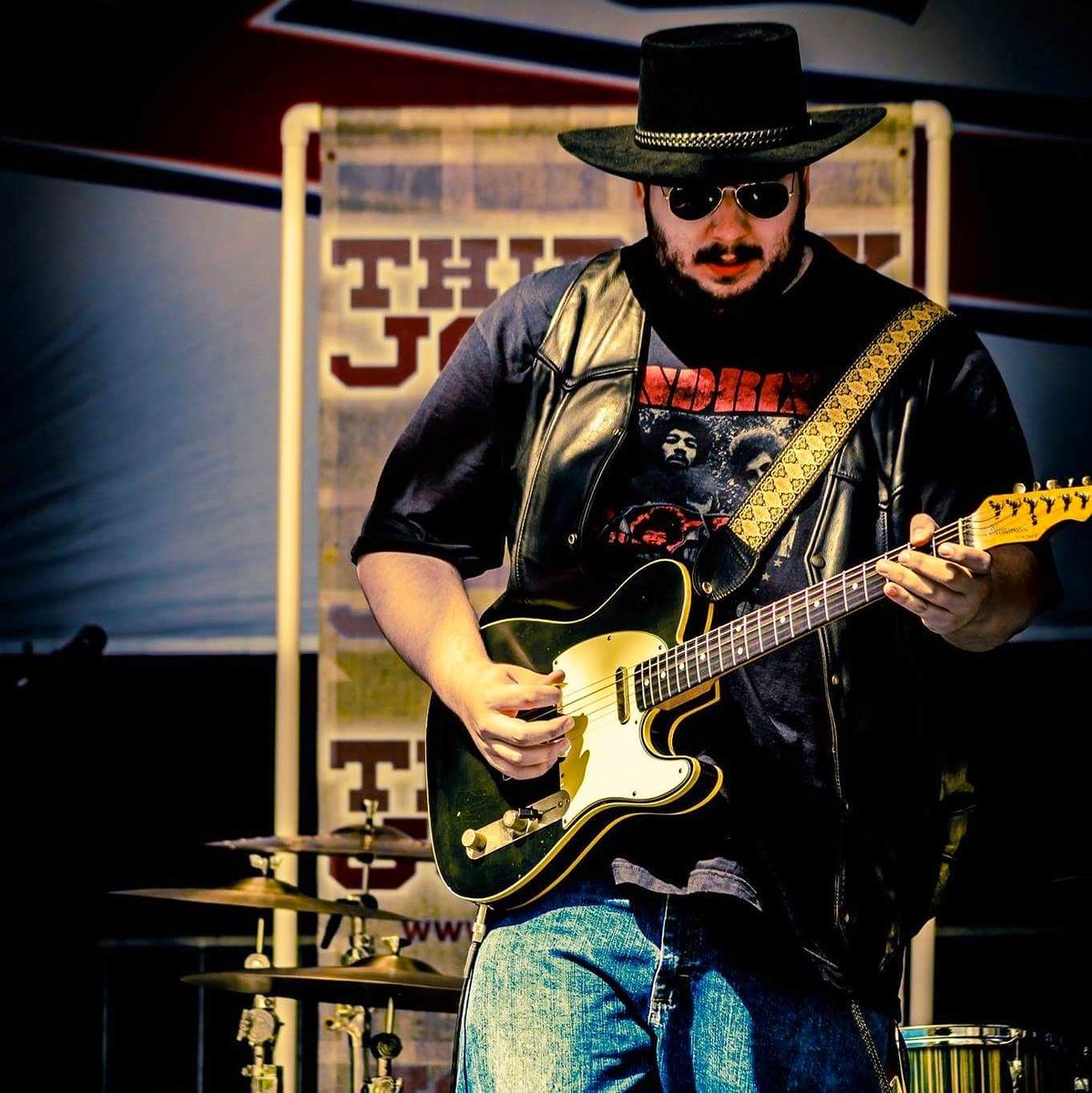 _ThirstyJones's tweet photo. This guy. #leadguitar #guitar #bluesmanvintageguitars #merlehaggard #ThirstyJones #guitarman #JacobVance #guitarist #blackhat #blackonblack https://t.co/IN6Plw4wDt