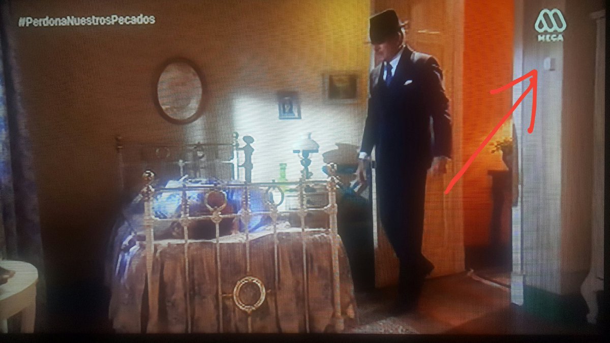 Magnaanimus's tweet photo. Interruptor de los 2000 en teleserie de época del #mega. #fail #PerdonaNuestrosPecados https://t.co/4lC1MMe0LJ