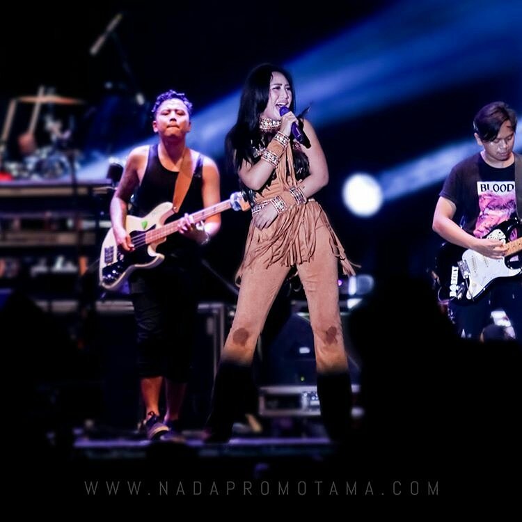 aclperlan's tweet photo. MAJALENGKA, DANGDUT NEVER DIES. #MAJALENGKA #perlan86 thankyou @NadaPromotama luar biasa #apache @iMeyMey_ @cita_citata @perlan86 see you https://t.co/4UprpJ6vZl