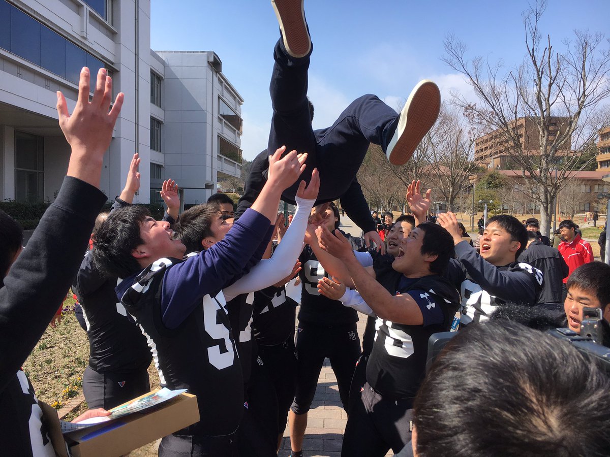 広島大学アメフト部 17新歓 今日は広島大学合格発表です アメフト部は勧誘をしています 合格者への胴上げをしました 合格者のみなさん 合格おめでとうございます こんな人たちを見つけたらビラなりイヤーブックをもらってください 広島大学アメフト部 17新歓 今日は広島大学合格発表です アメフト部は勧誘をしています 合格者への胴上げをしました 合格者のみなさん 合格おめでとうございます こんな人たちを見つけたらビラなりイヤーブックをもらってください