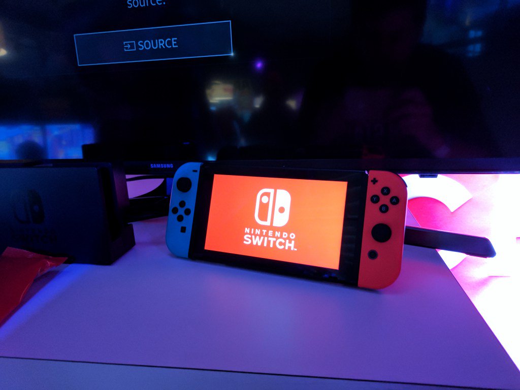 SwitchDen's tweet photo. Nintendo Switch Breaks Sales Records in America https://t.co/7GfvUwNgoP https://t.co/hPNd2hWYqt