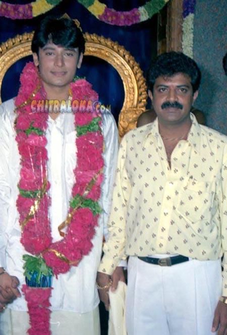 Chitraloka.com (@chitraloka) on Twitter photo Darshan with #Majestic movie producer <a href="/Mgramamurthy/">M G Rama murthy</a> during the launch on 30-8-2001
goo.gl/wMgqyC
#chitraloka <a href="/dasadarshan/">Darshan Thoogudeepa</a> Darshan with #Majestic movie producer <a href="/Mgramamurthy/">M G Rama murthy</a> during the launch on 30-8-2001
goo.gl/wMgqyC
#chitraloka <a href="/dasadarshan/">Darshan Thoogudeepa</a>