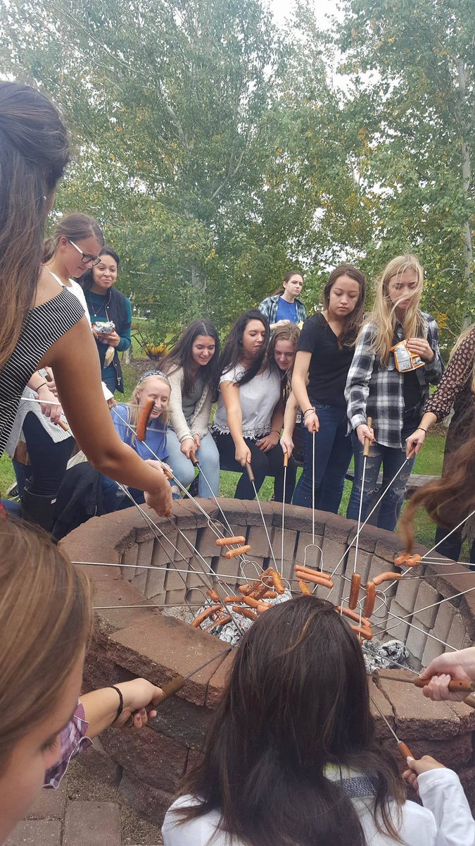 The sisters that roast hot dogs together stay together <>

#uiucactualsororitymove #uiucpanhelprideweek #adpi