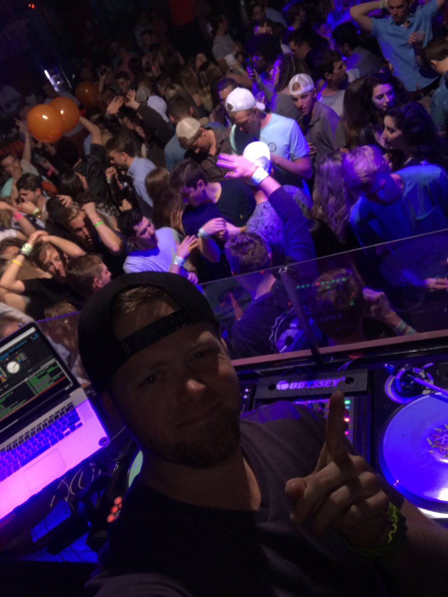 DJEyecon's tweet photo. Spring Break 2017 WHAT UP!!!! #malibus #djeyecon #SPRINGBREAK https://t.co/uMnaqYdqXD