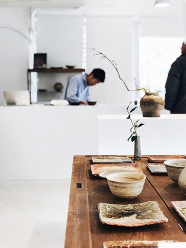 adaymagazine's tweet photo. จิบมัทชะดีๆ ที่เสิร์ฟมาในถ้วยเซรามิกฝีมือศิลปินชาวญี่ปุ่นที่ wad omotenashi cafe #โอซาก้า https://t.co/kCzvMpfsAG #adayonline #cafehunter https://t.co/DlZBXtTnQ3