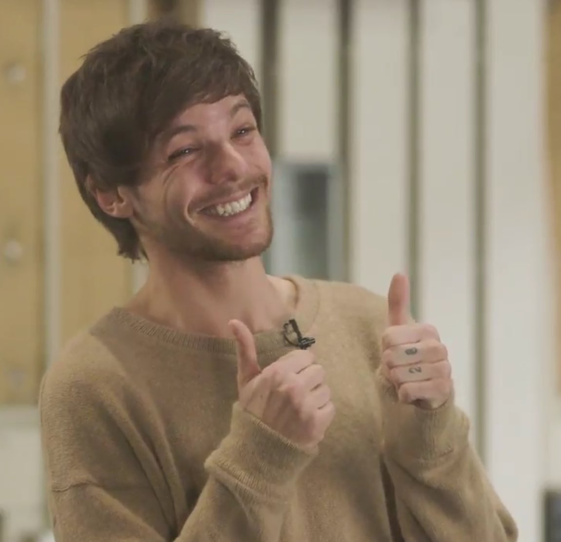 myloujsmile's tweet photo. "Louis Γ¨ un fiore che, nonostante fosse stato calpestato per tante volte, non ha perso il colore dei suoi petali. " #ThisIsTheRealLouis https://t.co/zQa2rcL3hY