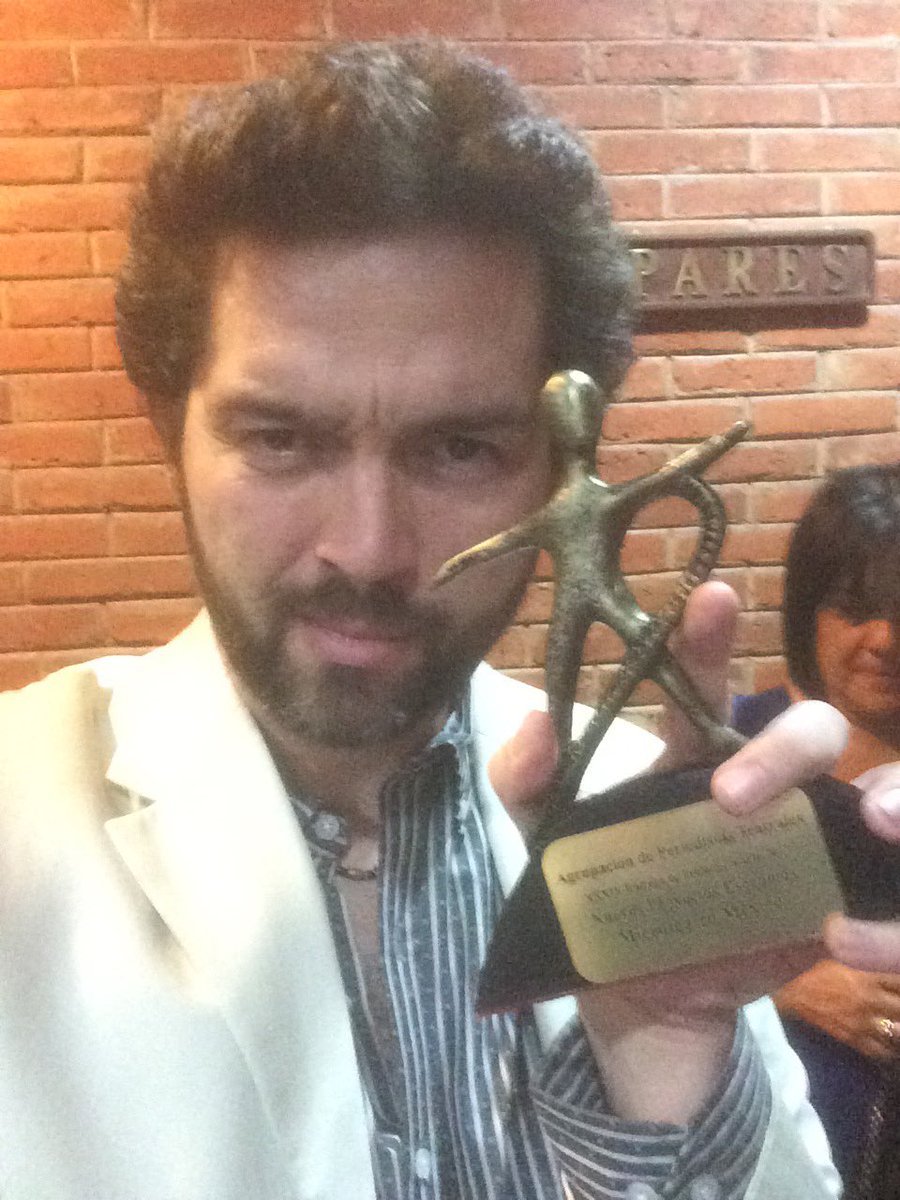 Ponchote's tweet photo. Aquí con el #PremioAPT a @MicroTeatroMex 😬😬😬👏🏻👏🏻👏🏻👏🏻 3 de 3 https://t.co/gF4IXwNbQa