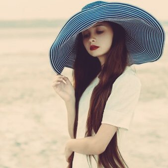 لَآ أغُآر بًلَ أمًوٌتٌـ وٌجّـعٌآ ، 
حًيِنِ آرآکْ تٌـتٌـحًدٍثًـ إلَى أحًدٍآهّـنِ
°
°
°
°
°
°
🌼🌿