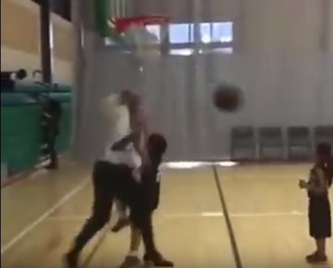 ACoolLinkSocial's tweet image. Wrong Way Kids Shot Is Blocked By His Own Coach. Someone needs a time out, Coach. acoollink.com/wrong-way-kids… #coachblocked #overreactmuch ...