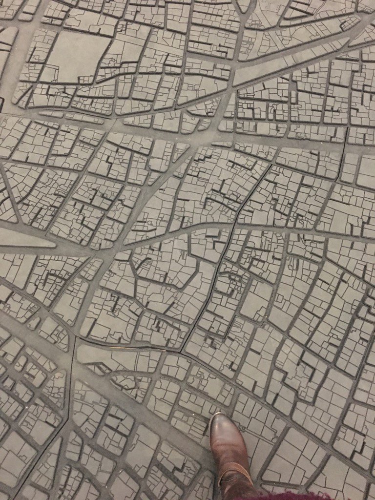 TinctureOfMuse's tweet photo. I have enticed school kids but I am alone again come join me! #walkonthemap @Tate https://t.co/3cwmEJk1Dw