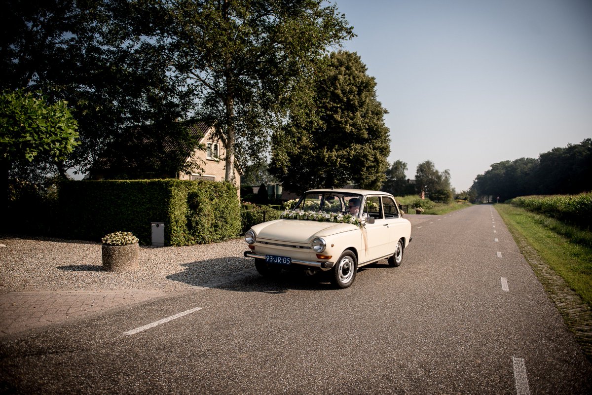 Trouwen in een unieke DAF 46, een echte Nederlandse auto!
Neem een kijkje op trouwdaf.nl :-)