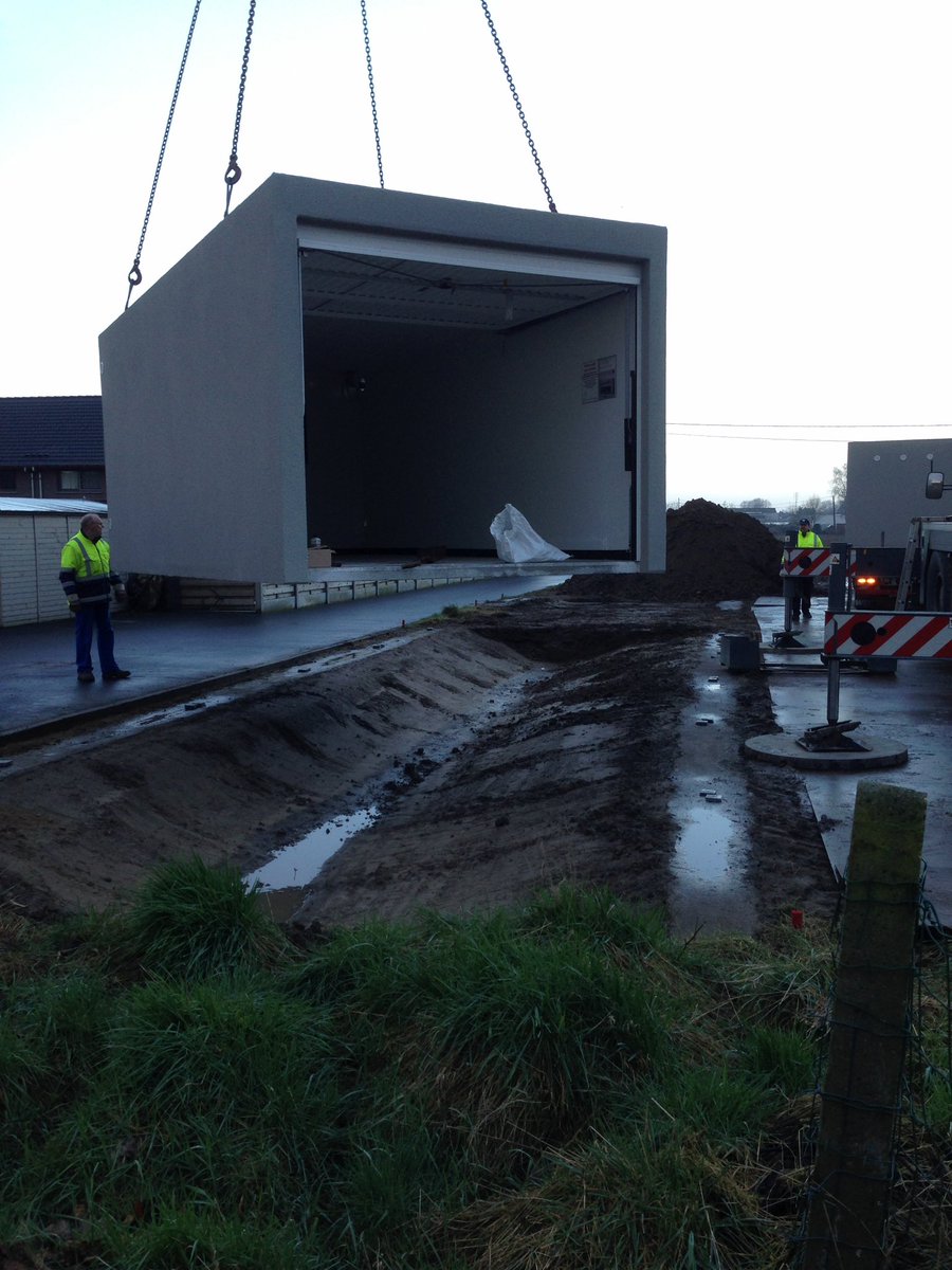 SPuyvelde's tweet photo. De eerste van de reeks staat. Prefabgarages voor @Durabrik in gemeente Dentergem. https://t.co/6WGhZgGRNS
