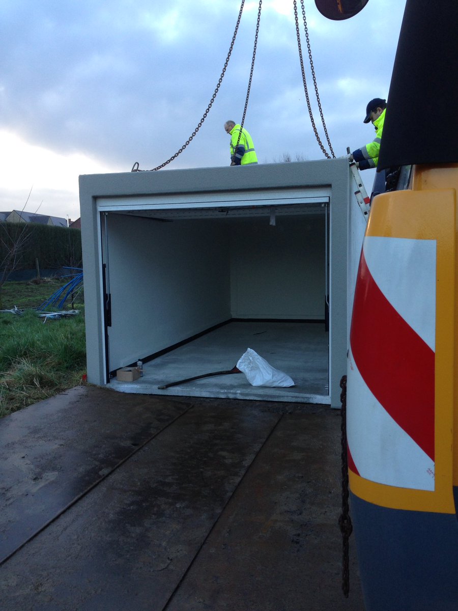 De eerste van de reeks staat. Prefabgarages voor <a href="/Durabrik/">Durabrik</a> in gemeente Dentergem.