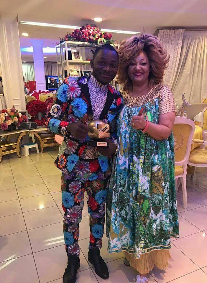afrik2tv's tweet photo. Cameroun: Canal d'or Acte 11
Dynastie le tigre,meilleur artiste masculin présente son prix à la 1ère dame Chantal B.
https://t.co/E6H6mXeuoL https://t.co/KMEXyeIfxS