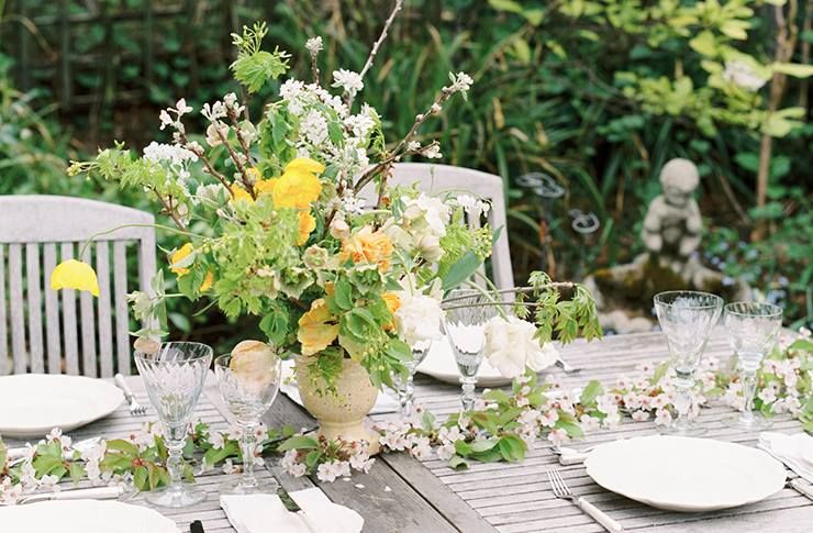 Floral designs to reflect the seasons. <a href="/vlboudoir/">Verona Lain</a> takes centre stage with this image for #tablescapetuesday
buff.ly/2lkbtcd