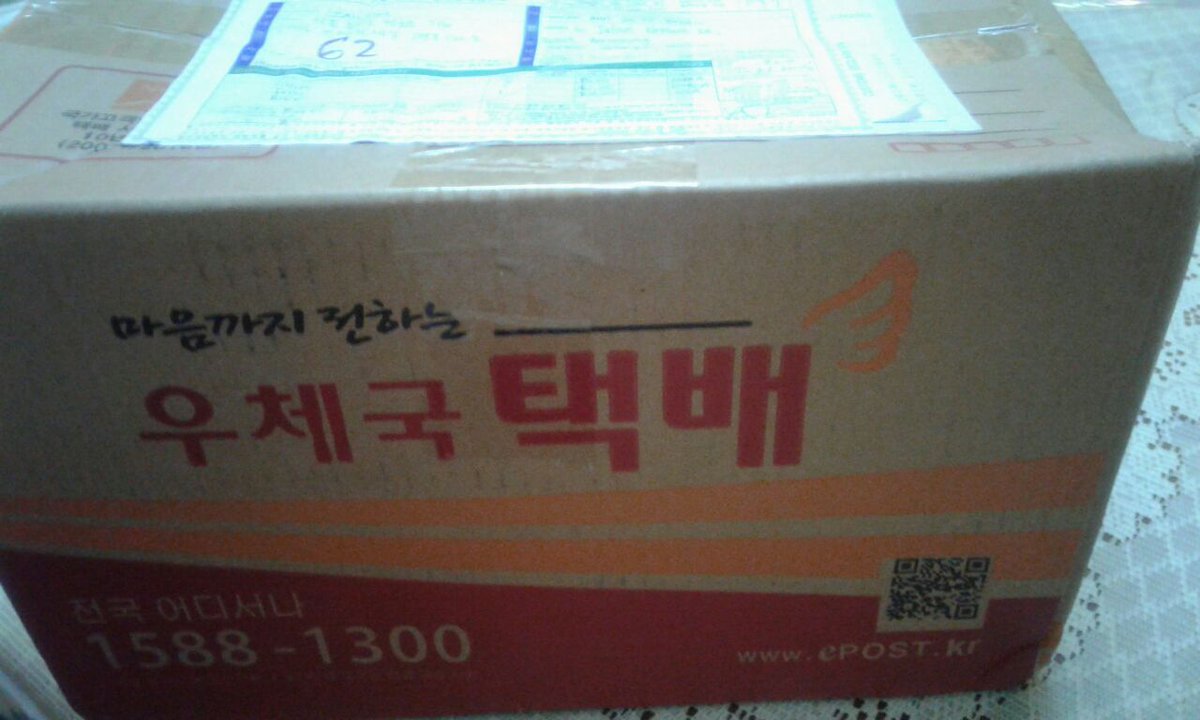missyfeemisfit's tweet photo. Dear @leahkimt ! Im now at work so my mum sent me a pic of what came in the mail today 😊🎁😍😘 Thank You Leah 💕 #OhappyDay #SoundK #DJLeah https://t.co/2N2ybTR6VU