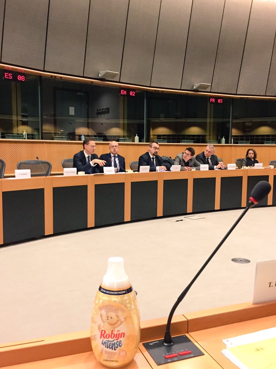 UnileverEU's tweet photo. #CE8 show #circular business cases and discus the challenges with Members or @Europarl_EN and EC's Jyrki Katainen #CircularEconomy https://t.co/YYTIHgiOlq