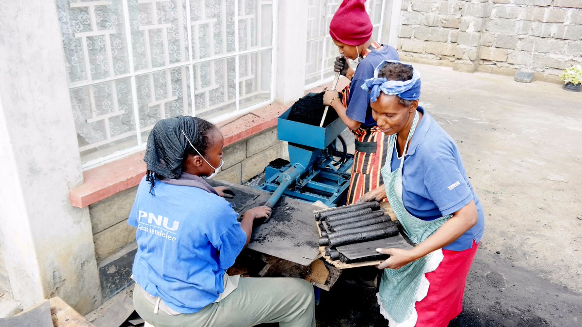 PA_EastAfrica's tweet photo. RT if you support the empowerment of women through energy #IWD2017 #WEEWORKS @PracticalAction @SolucionesP https://t.co/3xRjEwih0u