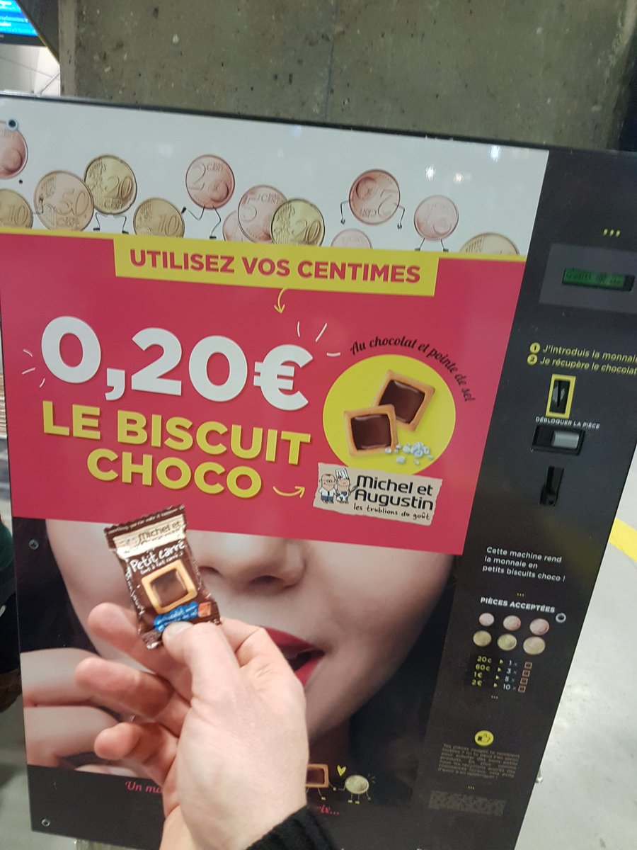 LionelMaugain's tweet photo. Distributeur en gare de Montparnasse, ça nous fait du 23,81 e/kg... Michel se partage un joli butin avec Augustin. https://t.co/M54GAisHar