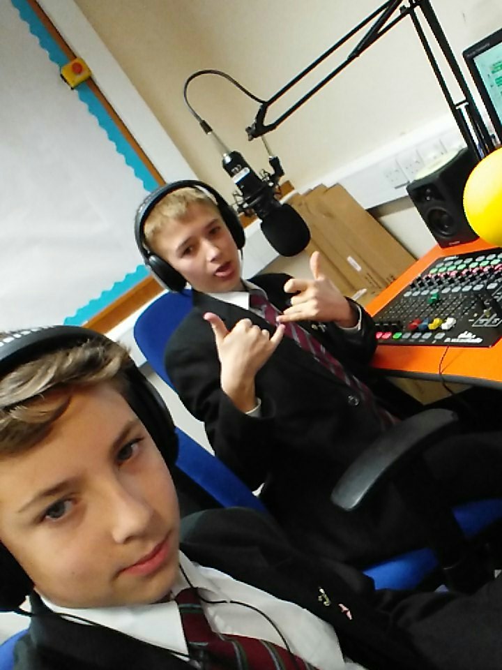 Another day at LMDC Waves still hyped as ever <a href="/LMDCHSCA/">LMDCHS Enrichment</a> <a href="/LamareHighSchoo/">La Mare De Carteret High School</a> <a href="/islandfm/">Island FM</a> <a href="/BBCR1/">BBC Radio 1</a> 🇬🇬🇬🇬🇬🇬🎧🎤