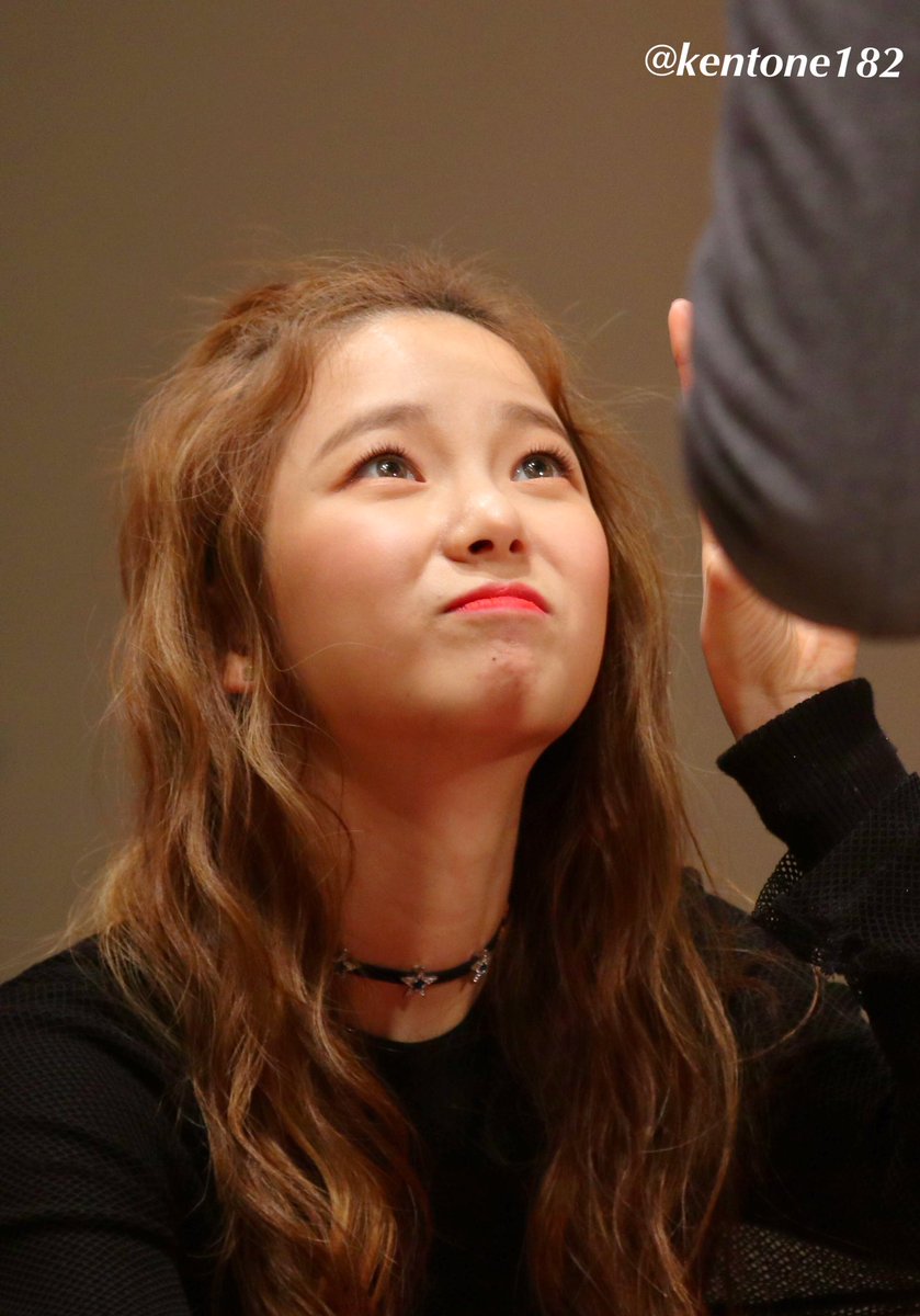 170219 CLC 木洞ファンサイン会 サイン会中にファンサをするユジンさん
