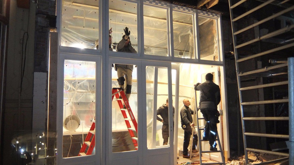 De pui van het winkelpand aan de Poelestraat 3 in <a href="/gem_groningen/">Gemeente Groningen</a> is vanochtend vroeg vervangen. <a href="/dominospizzanl/">Domino's Nederland</a> kan vanmiddag gewoon open.