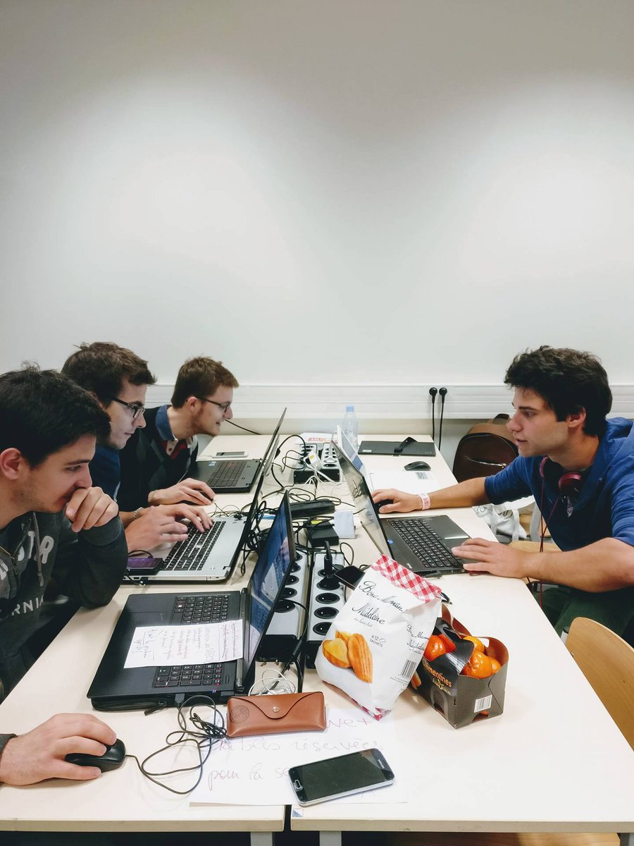 appliSavePlus's tweet photo. L’équipe est très motivée à gagner le concours Berger-Levrault. On remercie notre mentor @ValerNuzzo pour les madeleines et les clémentines! https://t.co/AaNdnfXO1j