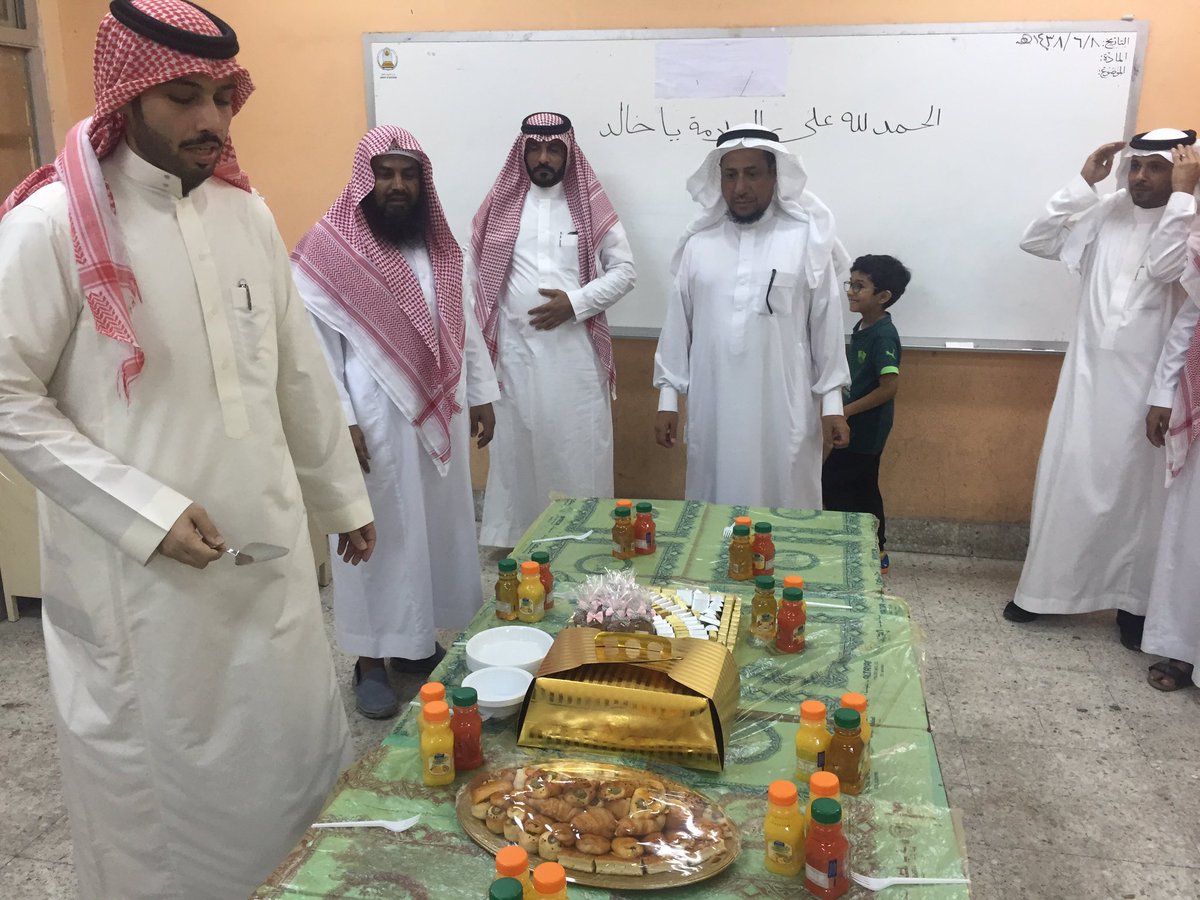 #كيف_نكون_قدوة  #تعليم_جدة  #مكتب_التعليم_النسيم  مبادرة أ/بدر الشلوي في عمل حفله لاحد طلابه بعد إجراء عملية قلب مفتوح #شكرا_بدر_الشلوي