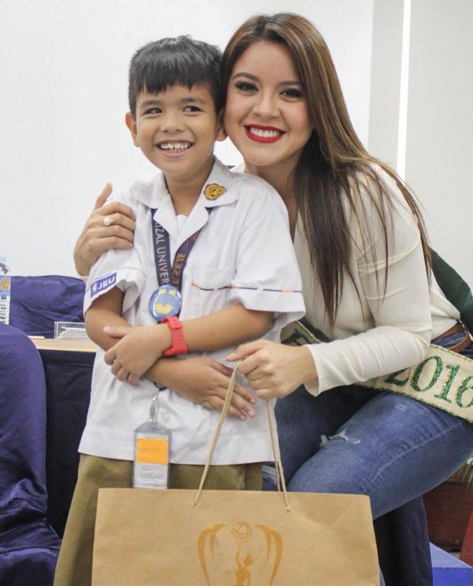 MissEarth's tweet photo. Gave this kid a prize for winning the "Heart for the Earth" contest in their university. #MissEarth #EmpoweredToMakeAChange https://t.co/58isNBTqR4
