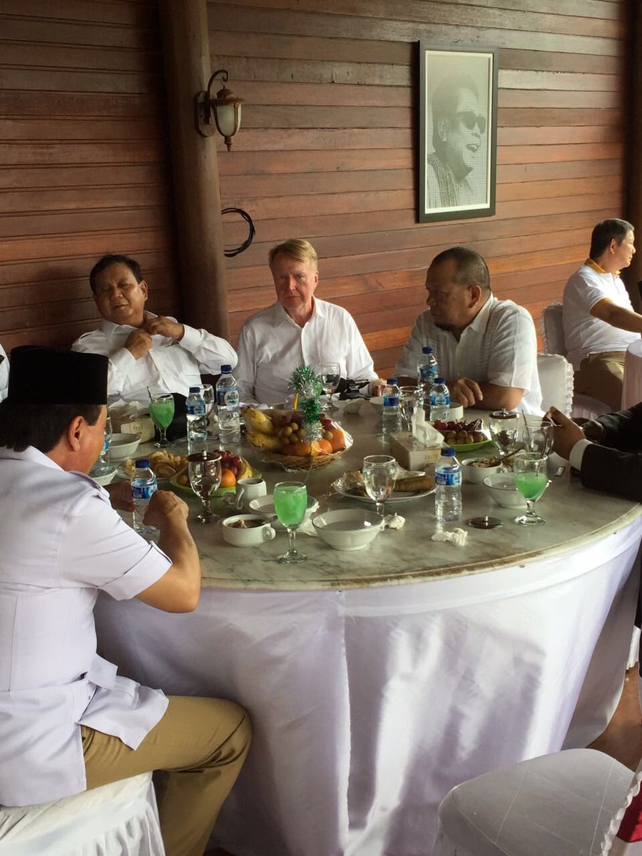 LaNyallaMM1's tweet photo. Hari ini saya bersama pak @prabowo dan tokoh lainnya berdiskusi sekaligus juga menemani beliau silahturahmi Ke masyarakat NTB. https://t.co/GdVslzF9Mz