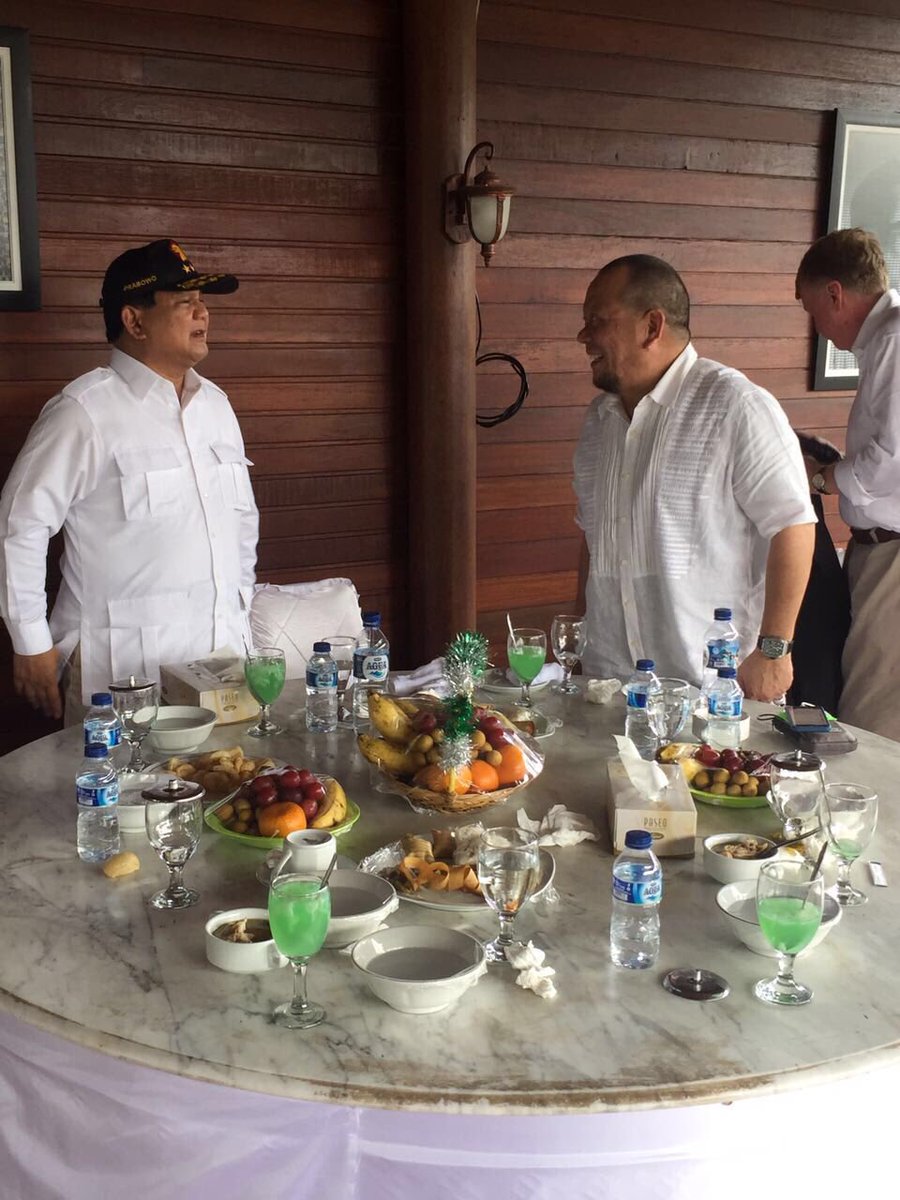 LaNyallaMM1's tweet photo. Hari ini saya bersama pak @prabowo dan tokoh lainnya berdiskusi sekaligus juga menemani beliau silahturahmi Ke masyarakat NTB. https://t.co/GdVslzF9Mz