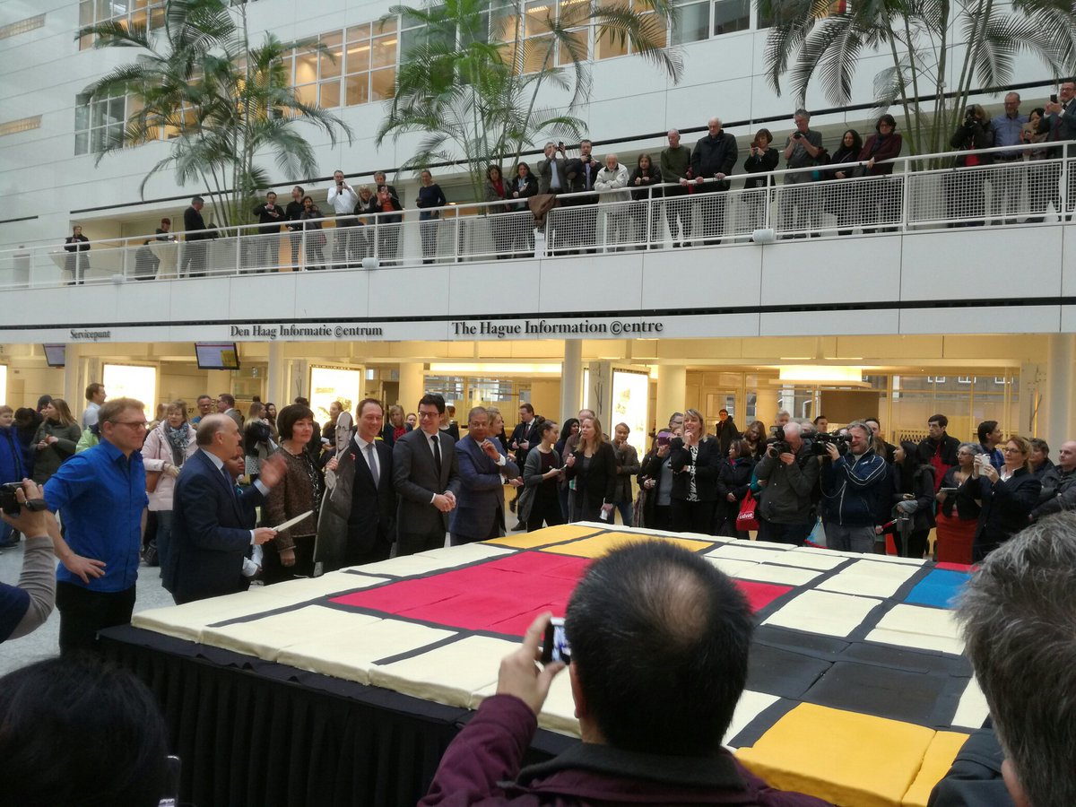 hschreuders's tweet photo. Op mijn 2e werkdag bij Den Haag val ik met neus in de 5000-stukjes-Mondriaantaart.Zin in de taart.En in rol versterken burgerparticipatie. https://t.co/e23JzbrMpz