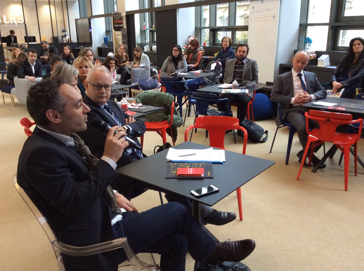 saint_etienne_'s tweet photo. @1DLab  #designthinking l'humain créatif est au coeur du design et de l'innovation. #BiennaleDesign17 1è Rencontres de L'Experience Design https://t.co/hmYACn1F3y