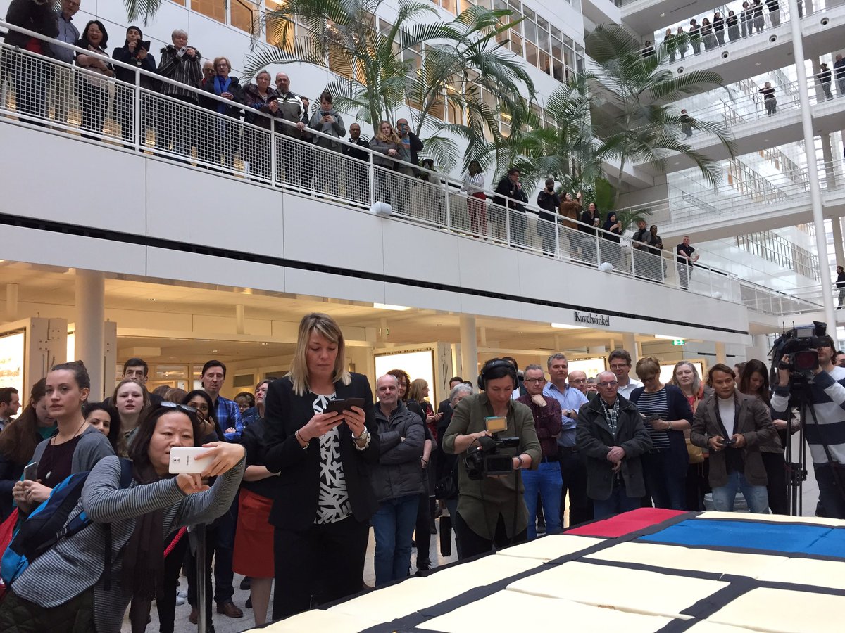 De Mondriaantaart in cijfers: 5000 stukjes, 4 bij 4,5 meter, 200 kilo marsepein, 150 liter slagroom, totale gewicht 500-600 kilo #mtdd