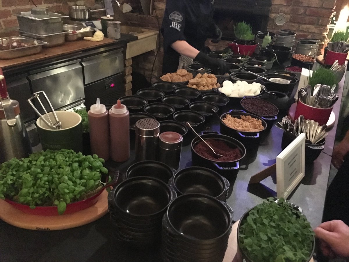 takealookevents's tweet photo. #takealookevents bedankt sich bei #landlustburgflamersheim für den genussreichen Abend auf dem #eifelgourmetfestival #guideMichelin2017 https://t.co/CqVDUnbAOE