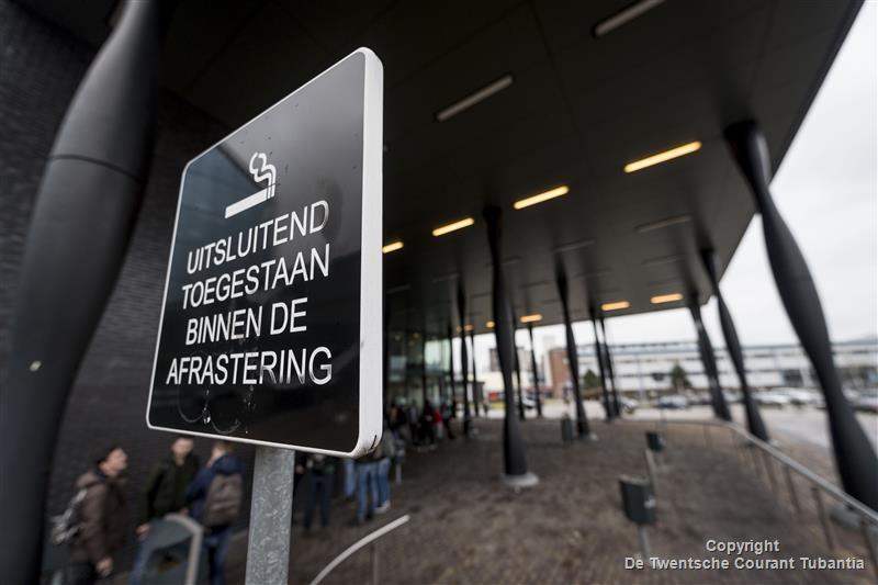 Roken bij ingang ROC in Hengelo binnenkort taboe dlvr.it/NYktnD