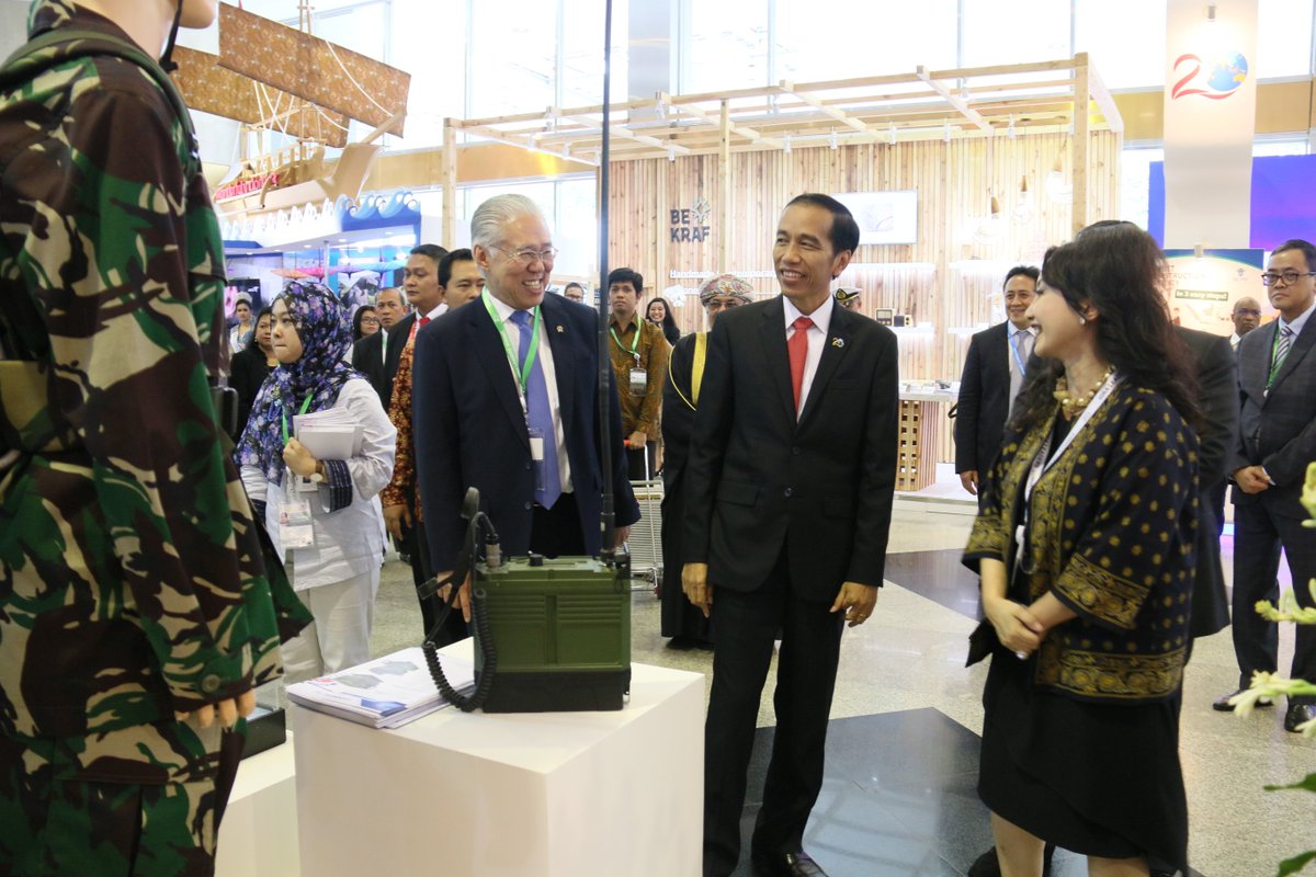 Kemendag's tweet image. UPDATE: 1. Presiden @jokowi didampingi Mendag @EnggarMendag &amp;amp; Dirjen PEN meninjau IORA Trade Exhibition 2017, Jakarta (7/3). #IORA2017