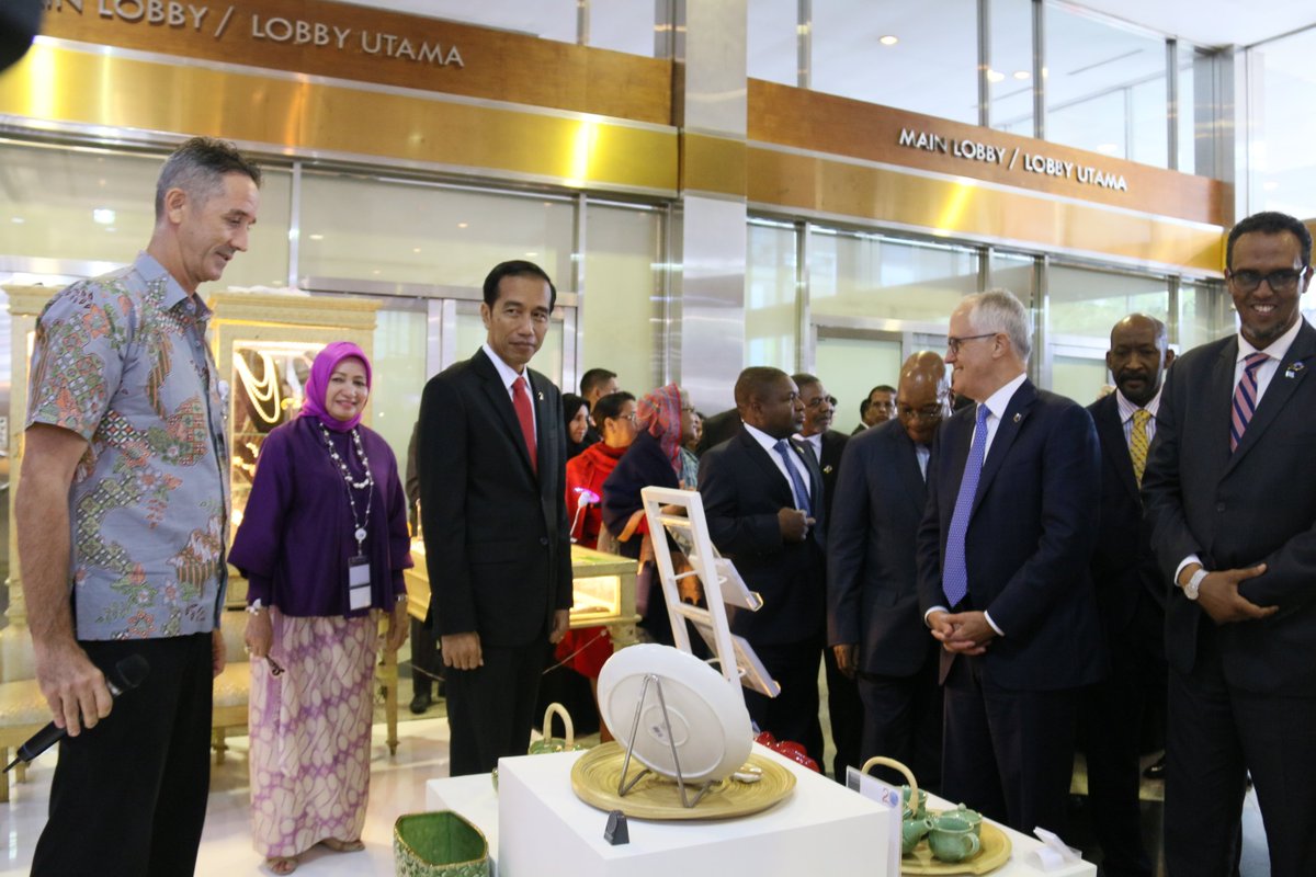 Kemendag's tweet image. UPDATE: 1. Presiden @jokowi didampingi Mendag @EnggarMendag &amp;amp; Dirjen PEN meninjau IORA Trade Exhibition 2017, Jakarta (7/3). #IORA2017